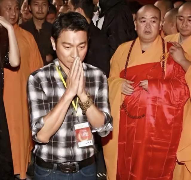 秦桧|刘德华陪妻子回马来西亚过年!与富豪舅舅礼佛,亲密挽手有说有笑