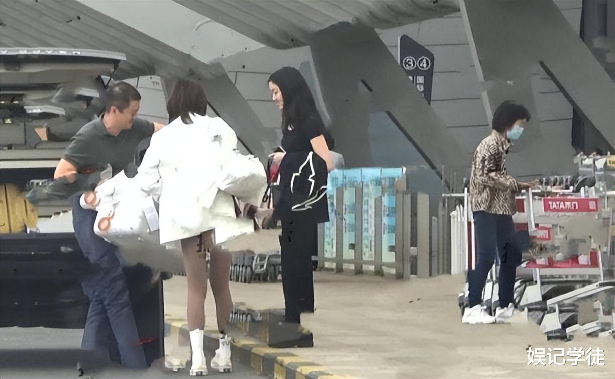 李嫣|16岁李嫣恋爱了？更换新头像，与神秘男子近距离合照引猜测