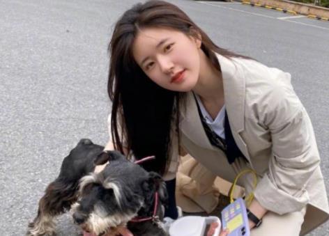 赵露思|赵露思素面朝天居家做饭，皮肤白皙、身材纤细