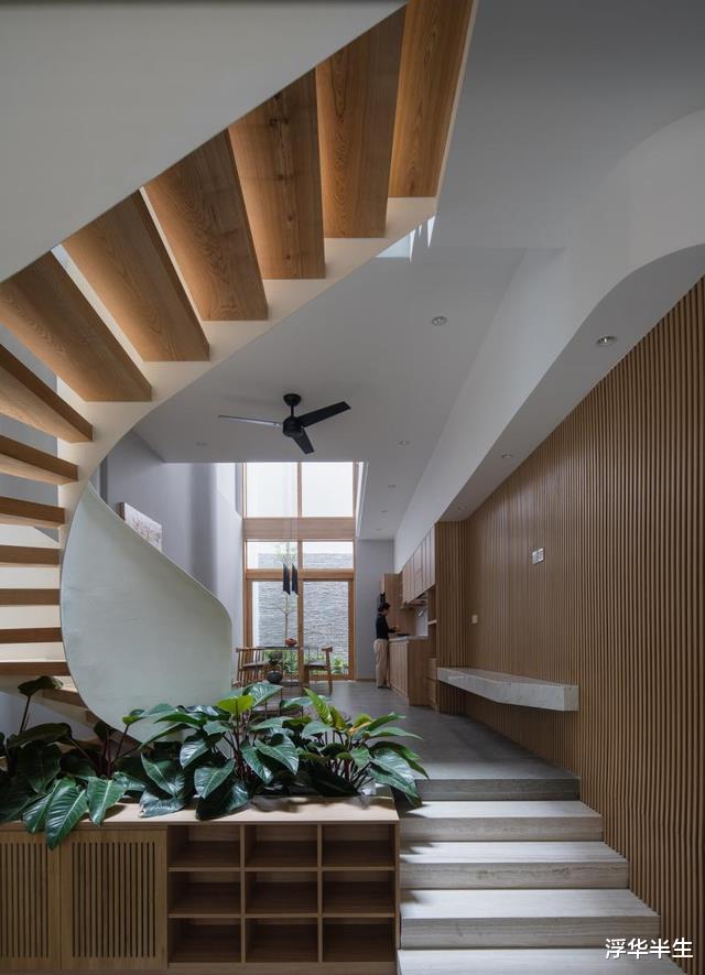 上下3层的联排别墅,同样是白墙加木制家具,却胜出邻居家好几截