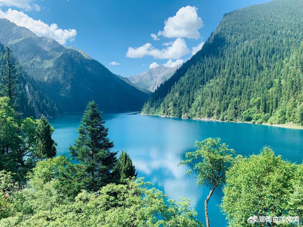 |夏天的九寨沟,绿意盎然,水幽蓝深邃,太美太凉爽