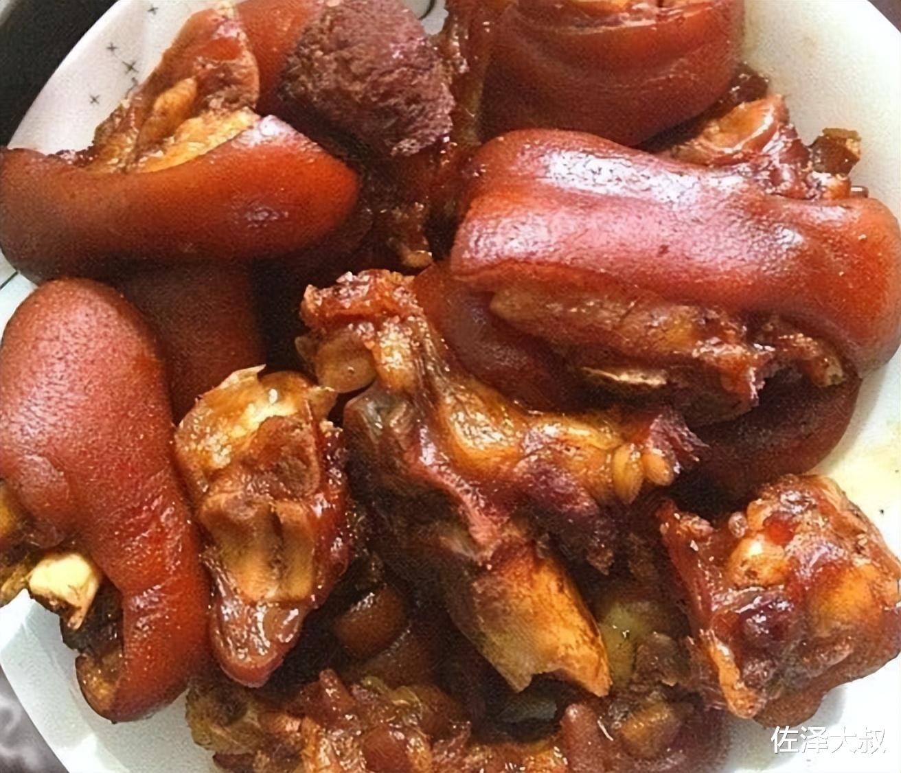 路边一破烂卤肉摊,因老板娘走红,客人争着排队买,其着装惹争议