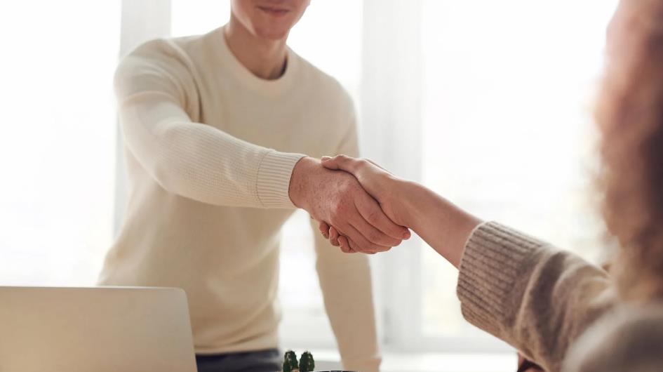 求职|求职艰难也要保持自尊，跪下不是吃饭的必要条件