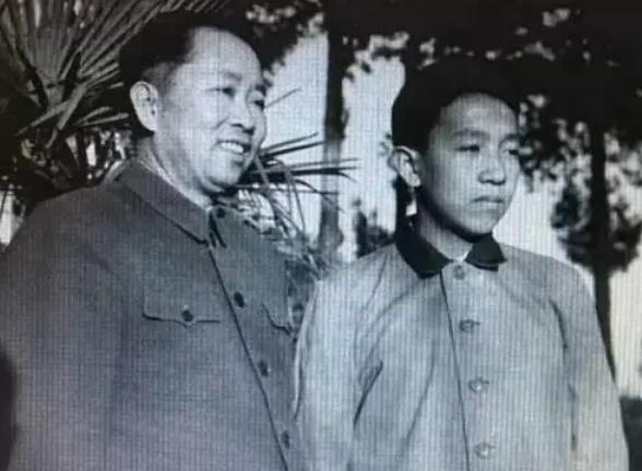 刘亚楼回家探亲,竟被一疯老妇拦住,知其身份后他勃然大怒