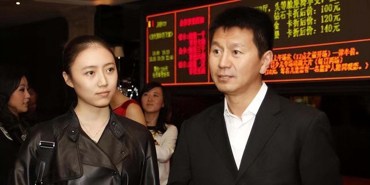 吴若甫|吴若甫夫妇罕见合体！小22岁妻子淡妆好清纯，夫妻同框似父女