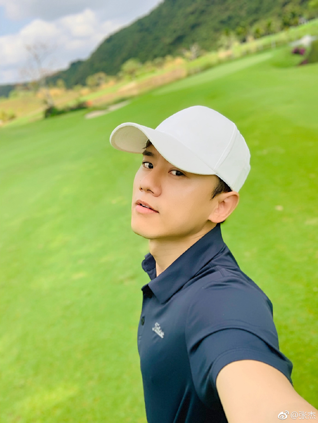 狂飙|谢娜晒照为跳跳俏俏庆生,姐妹操场上飞奔,一个像谢娜一个像张杰