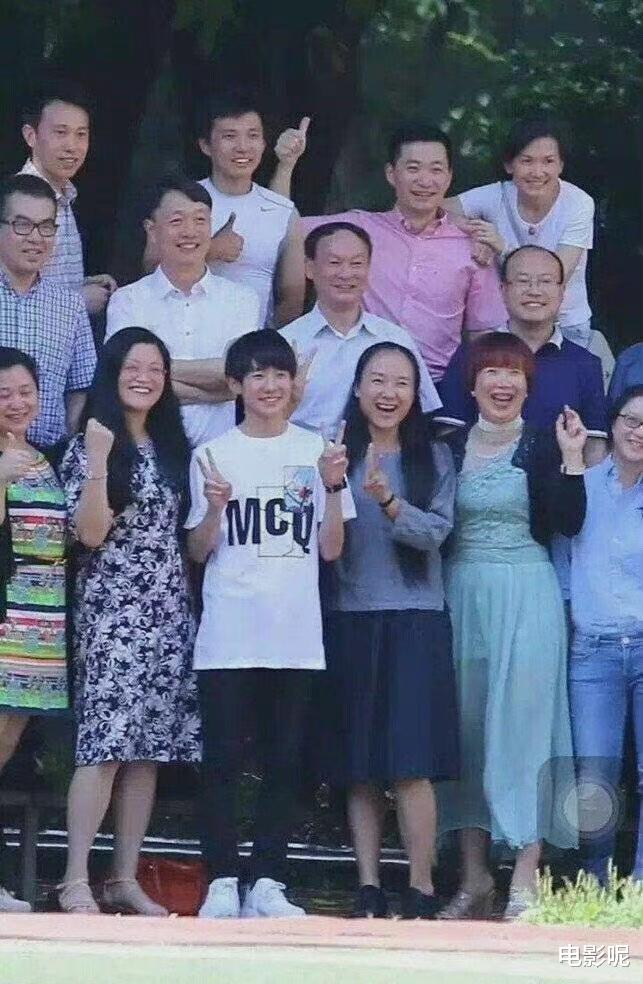 王源|王源大量童年照显露肥仔事实，从小就多才多艺参加汇演，超级可爱