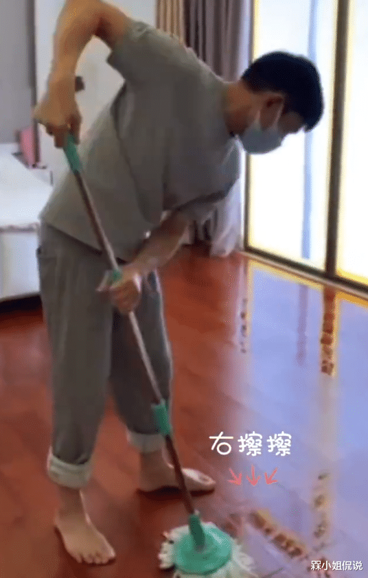 |60岁的刘德华仍有少年感,穿居家服豪宅拖地接地气,蘑菇头真减龄