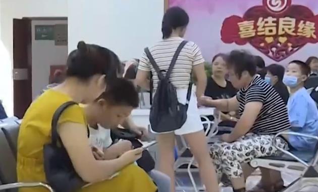 2019年,男子给女友转账百万去出差,归来发现女友已是第三次嫁人