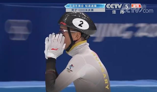 任子威|任子威喜极而泣！情绪瞬间失控，从银牌到金牌，披挂国旗太自豪