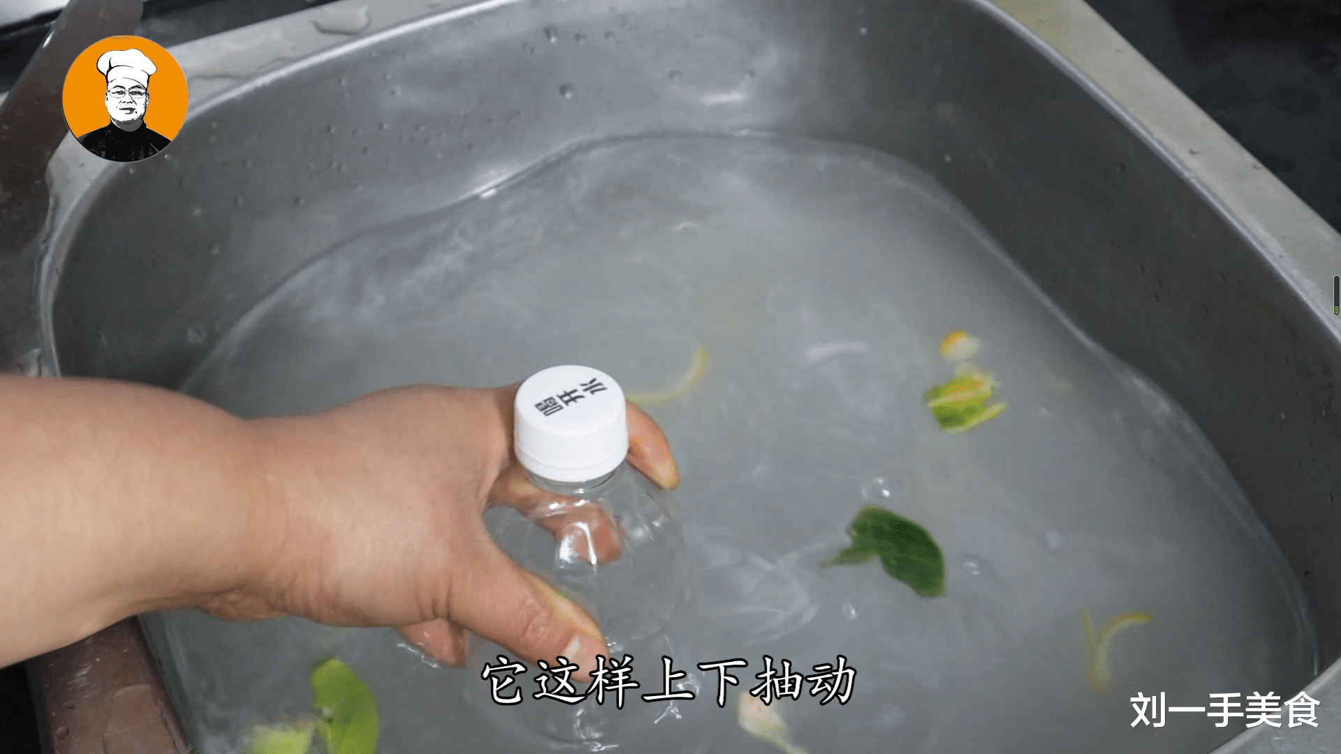 洗碗池下水无论有多堵，用一个塑料瓶，马上就疏通，省钱又实用