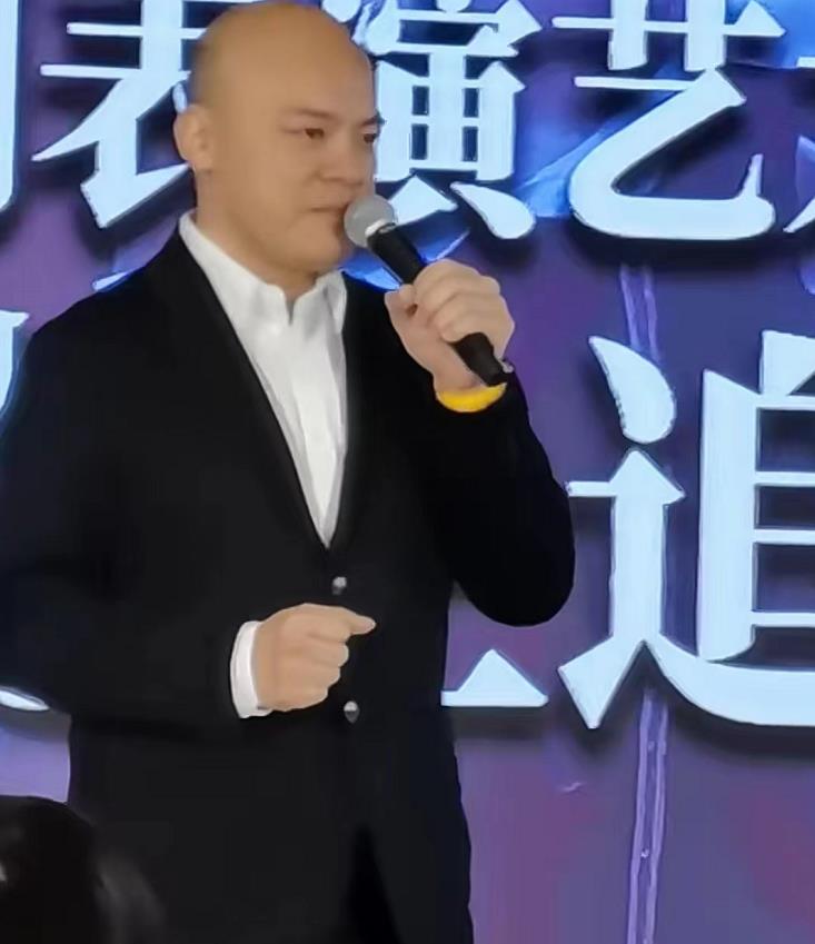 卢海潮|77岁的老戏骨卢海潮去世,儿子现身追思会神情哀伤,不见亲哥卢海鹏