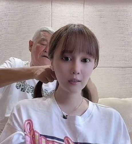 赵本山|赵本山女儿与男友牵手游玩，满脸夫妻相，造型精致穿3000元情侣鞋