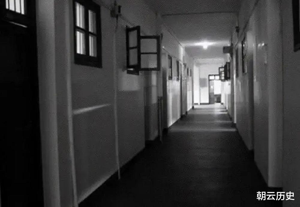 七名室友惨死,女孩竟与尸体同吃同住,其惨状连警察都难以置信