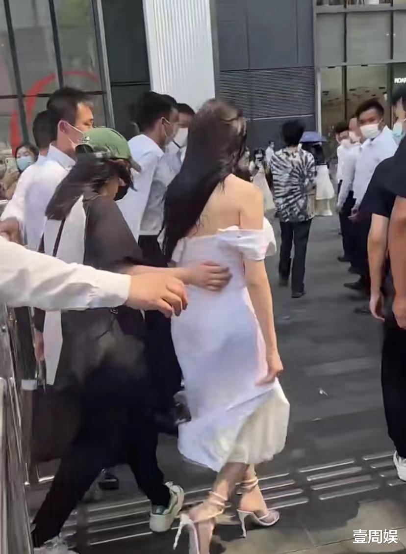 孟佳|33岁孟佳现身活动尽显狼狈，被风吹乱了发型，一路上捂着胸口！