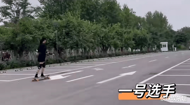 张梓琳|张梓琳与俩女儿比赛玩滑板，6岁胖妹遗传妈妈大长腿，妹妹萌出血