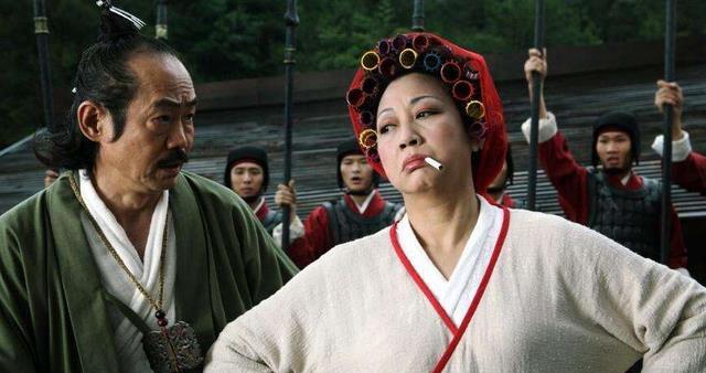 元秋|包租婆元秋：训斥洪金宝，周星驰三请才出山，连成龙都要敬她三分