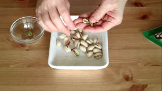 过年买开心果,“黄壳”和“白壳”哪种好?搞懂再买不吃亏