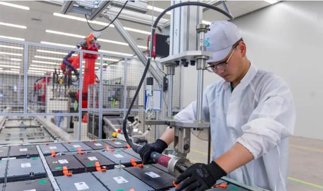 |宁德时代坐不住，韩国LG融资700亿扩产，谁才是电池领域的王者