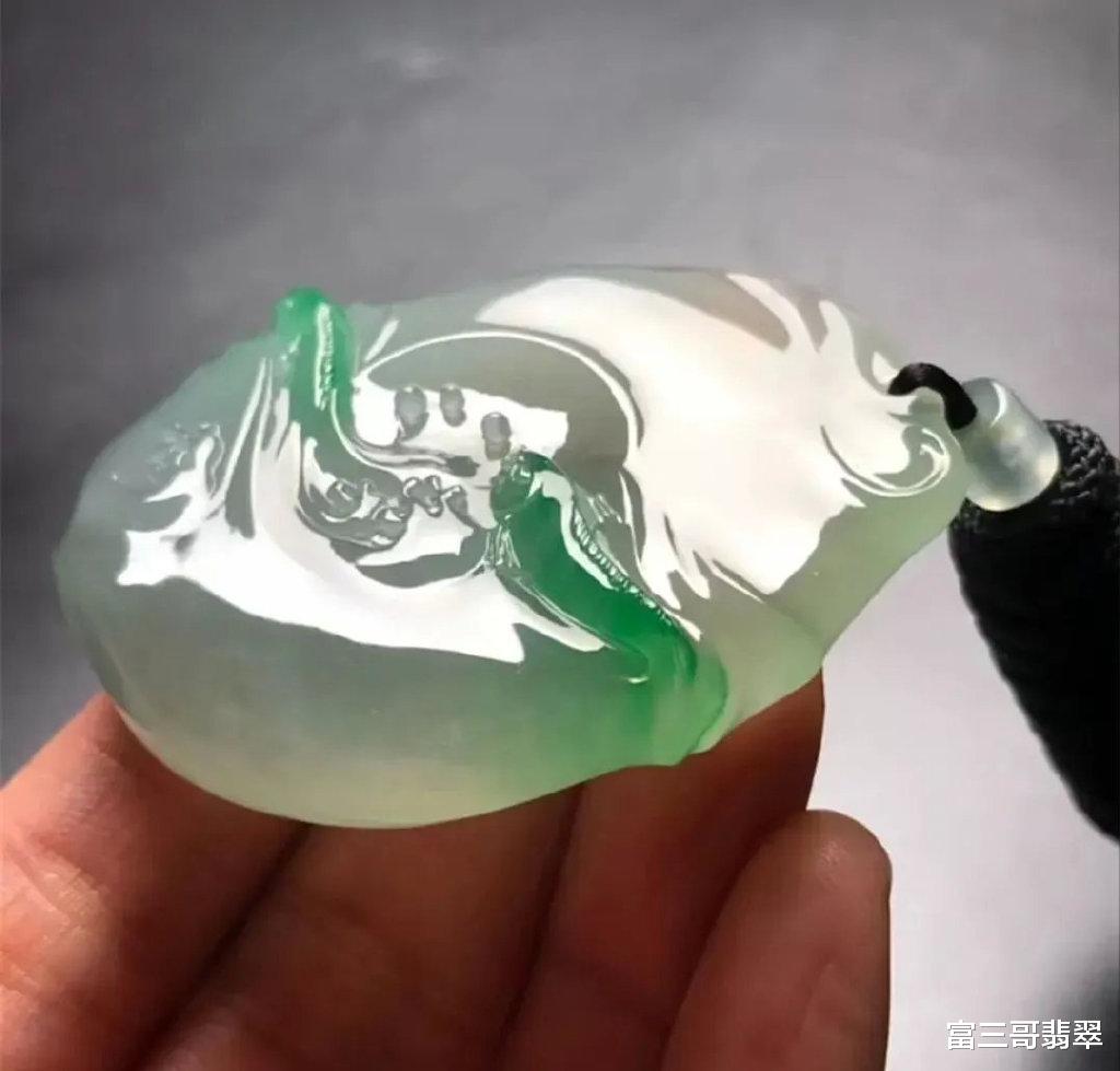 翡翠|玉赏 ▏带色翡翠片料，俏色巧雕，如鱼得水