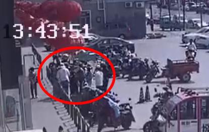 二维码|扫码送礼物?诈骗二维码借机偷发到你的微信群,有人因此被骗三万多