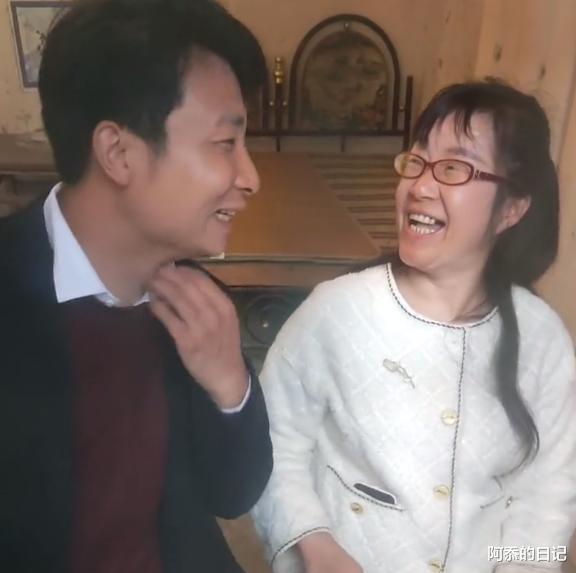 余秀华|46岁余秀华开直播，对90后男友撒娇卖萌，男方态度难掩嫌弃