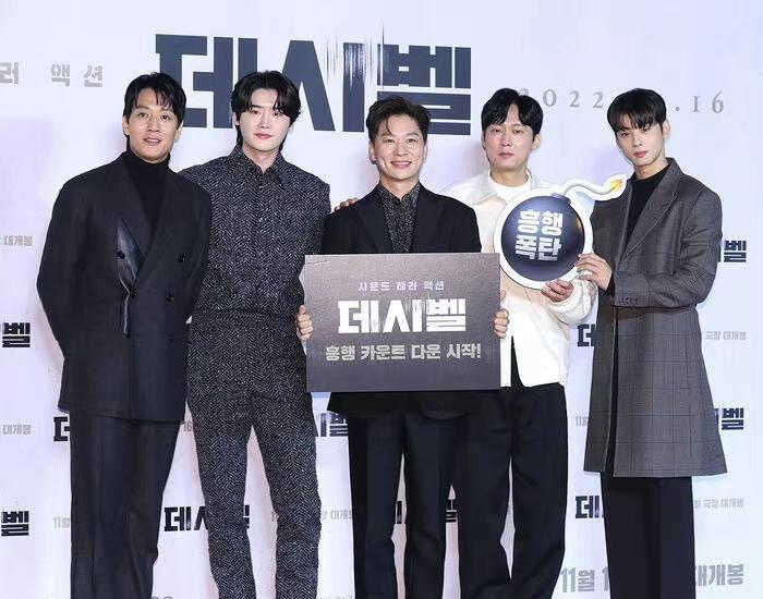 李钟硕|李钟硕车银优亮相新片发布会，前者肿成发面馒头，后者完全碾压