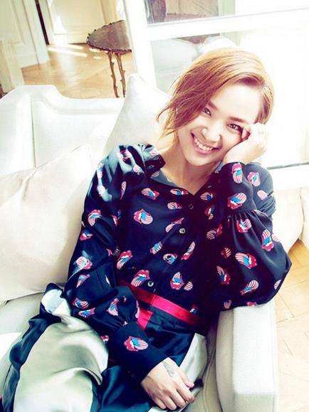 周笔畅|晒晒周笔畅自己的豪宅,走的是奢华宫廷风格,进门仿佛是皇宫一样