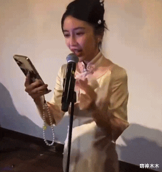 Angelababy|杨颖再曝私下聚会视频，浓妆艳抹穿旗袍，表情浮夸大喊：谁最难听