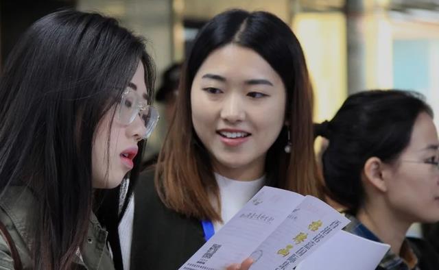 大学生|“校招”or“社招”，哪一个更应该把握住？大学生们该醒醒了