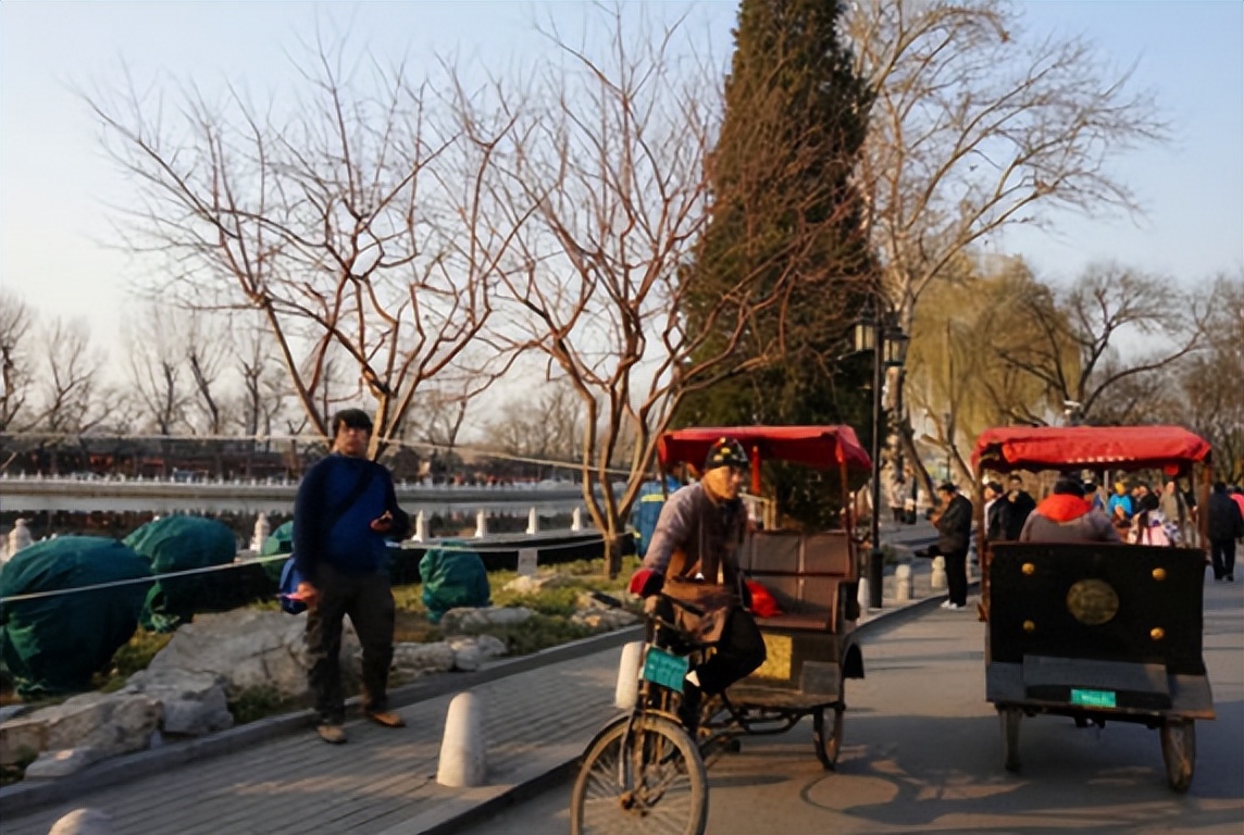 爱新觉罗的后裔安林,在京城蹬了40年三轮车,一小时150元不讲价