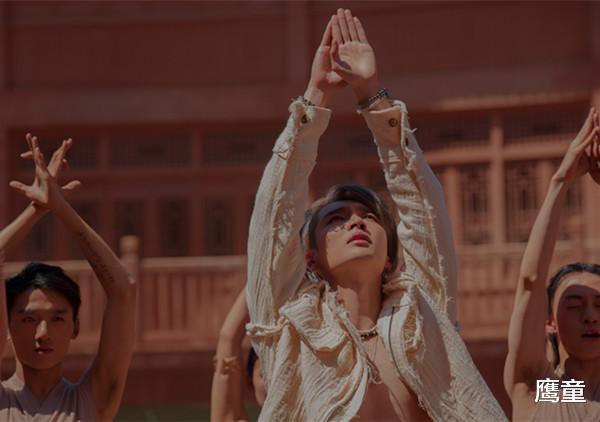 张艺兴|张艺兴春晚联排后，雪中吃雪糕，网友：又冷又馋是怎么回事？