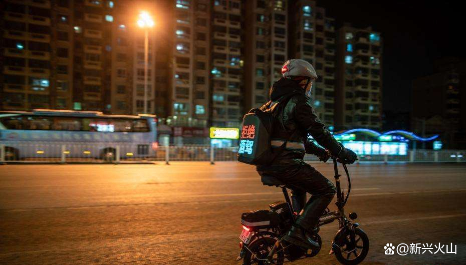 男子酒后叫代驾，却忘了自己没买车，索性坐代驾员电动车回家