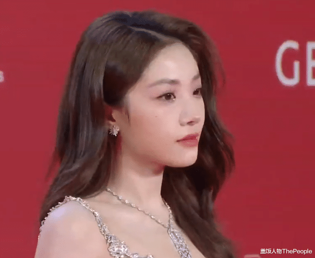 洪欣|又见红毯!袁姗姗现“发光眼屎”,富大龙罕露面,洪欣夫妇秀恩爱!