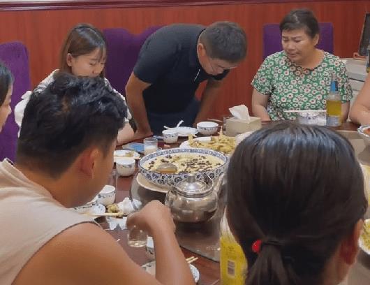 姜涛|网红姜涛与团队吃散伙饭，鞠躬道歉后女助理落泪，桌上饭菜寒酸