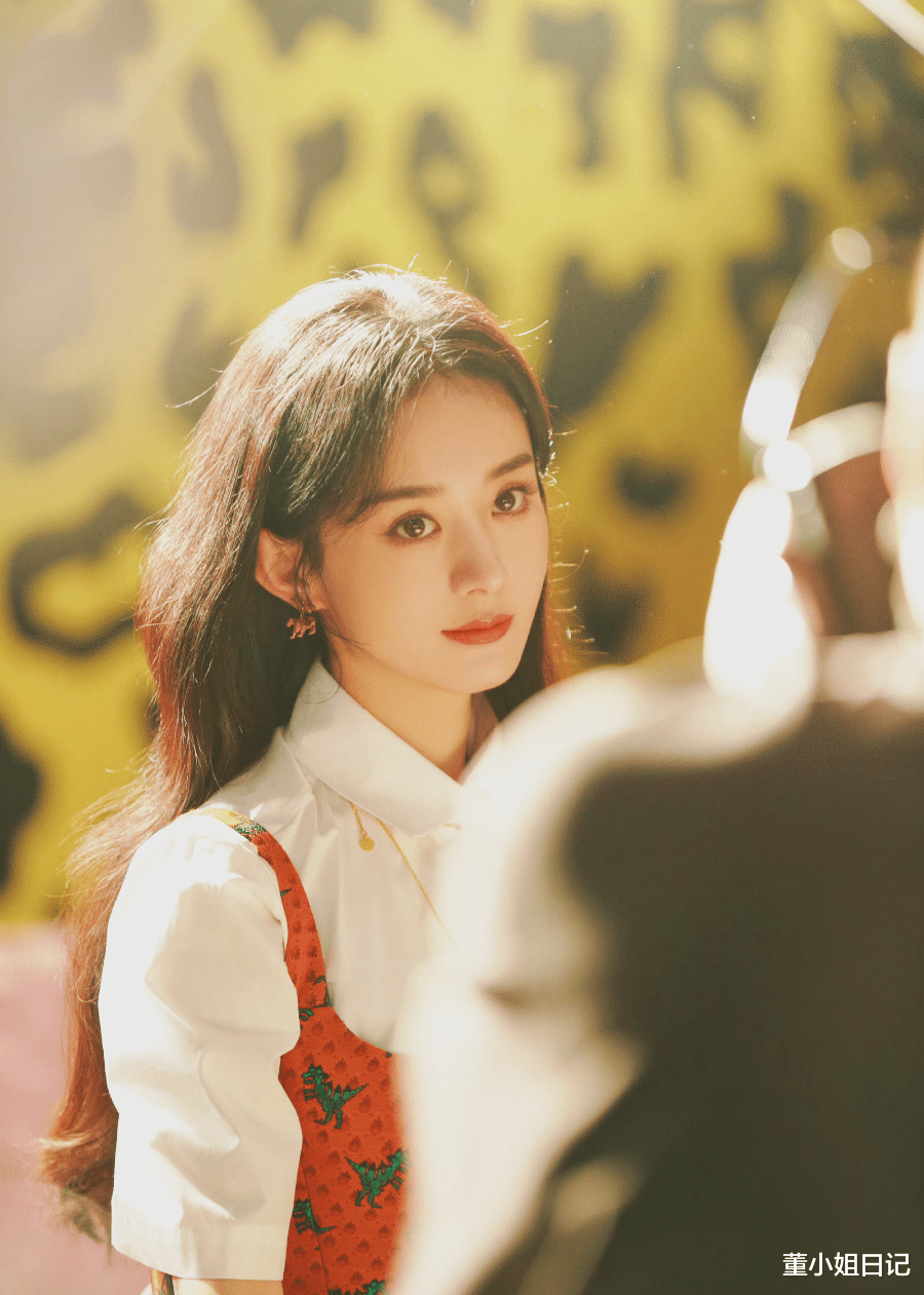 赵丽颖|赵丽颖真是学姐一枚,穿白衬衫配贝雷帽,时髦年轻两不误