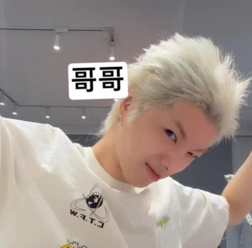 华晨宇|华晨宇直播独自剪头发，就像个调皮的小男孩，却被网友质疑像化疗