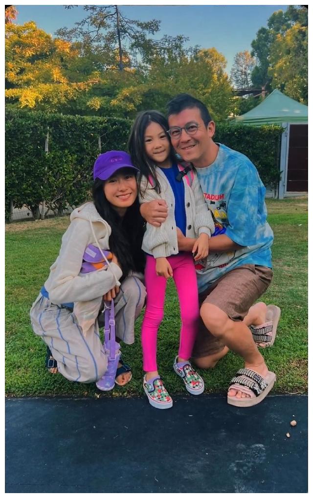 陈冠希晒全家广告大片,一手抱妻子一手抱女儿,一家三口又酷又飒