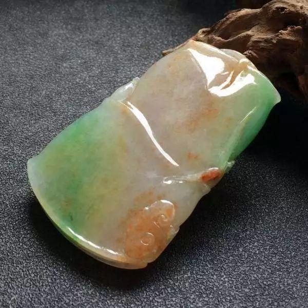 和田玉籽料|三彩翡翠是哪三彩?跟三色翡翠有何区别?