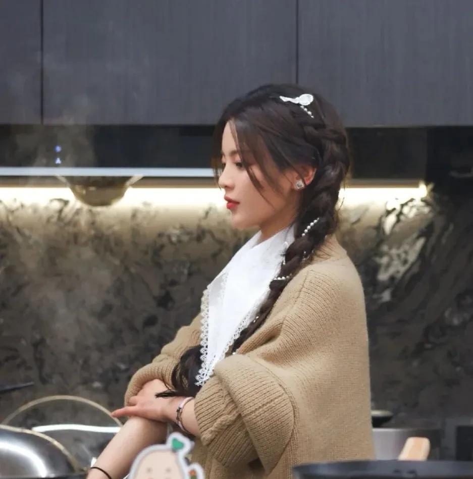 杨超越|杨超越双马尾厨娘，这姑娘长得太好看了