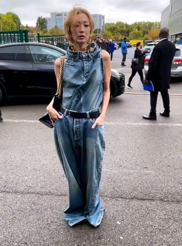 郑秀文|郑秀文参加时装周裤腿长到行走艰难，整个人瘦到形销骨立！