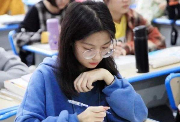 求职|大专女生求职被拒，为证明自己在朋友圈晒简历，不料又被泼冷水