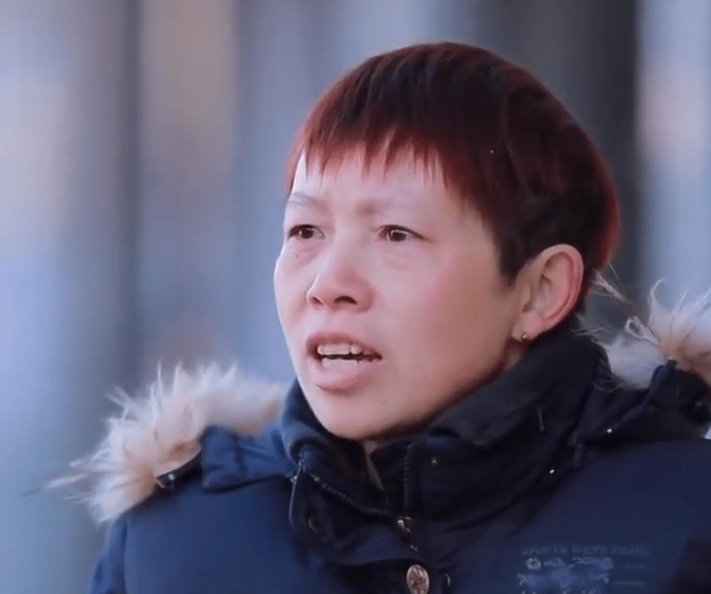 湘潭26岁女子被拐嫁53岁光棍为妻不肯回家，邻居：老男人很疼她！