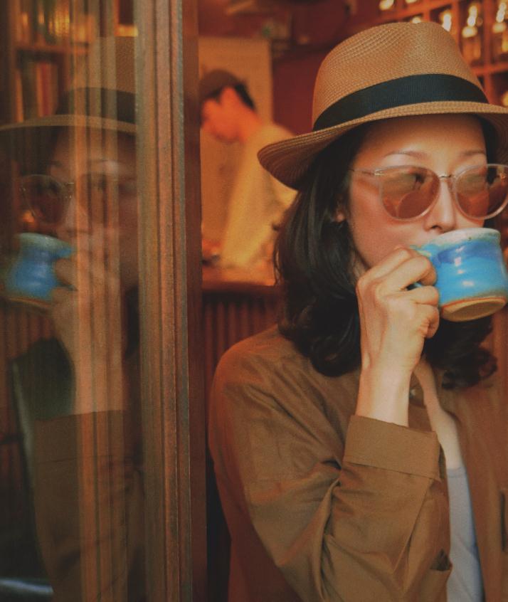 孙越|孙越穿紧身衣秀身材!在江边晨练曲线优美,50岁状态似少女