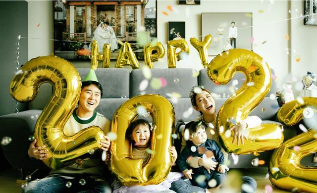 |韩国女星安素美背15个月大女儿上台表演，只因无地方托付！