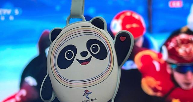 罗云熙|罗云熙晒冰墩墩上热搜,网友直呼:帅哥终于实现了冰墩墩自由