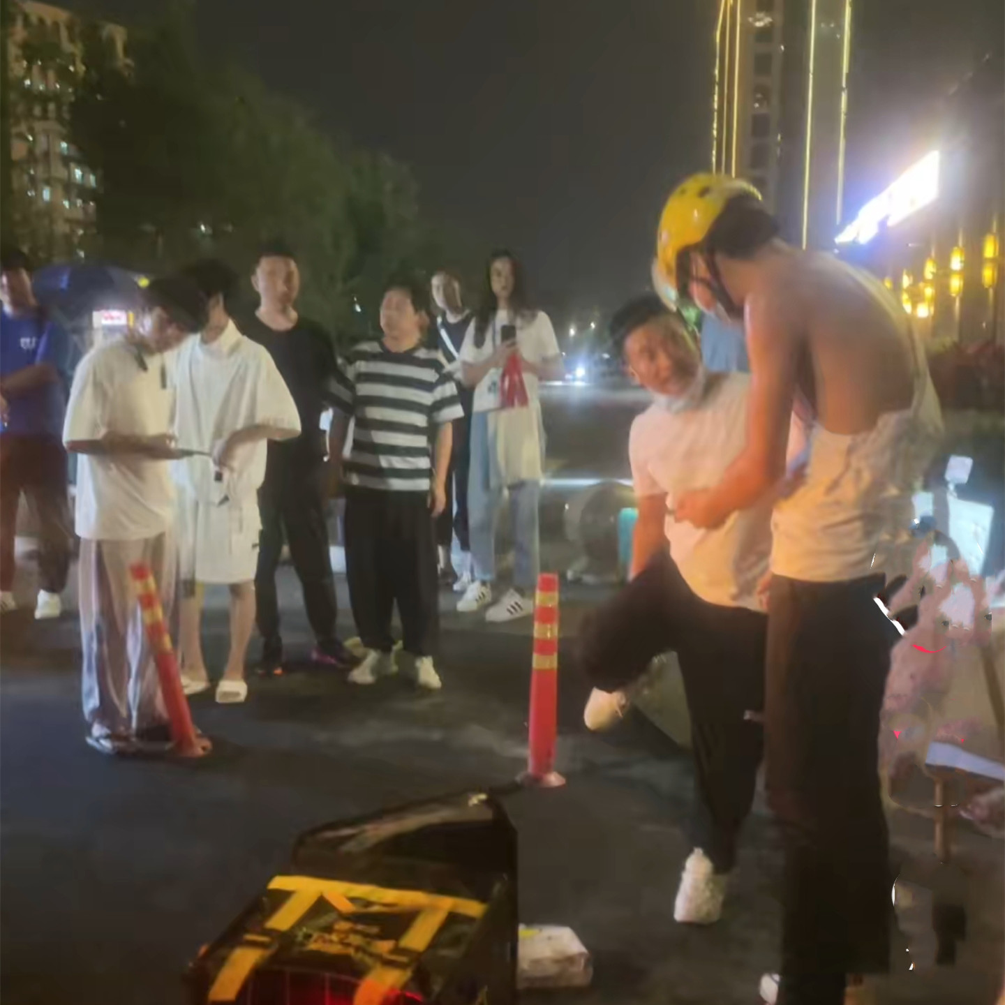 浙江一外卖员撞车想跑,被车主拉扯破衣服后,当场下跪求原谅