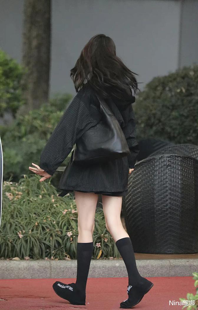 迪丽热巴|迪丽热巴下班显原形,跳舞打招呼太调皮,穿黑短裙配半袜认成杨幂