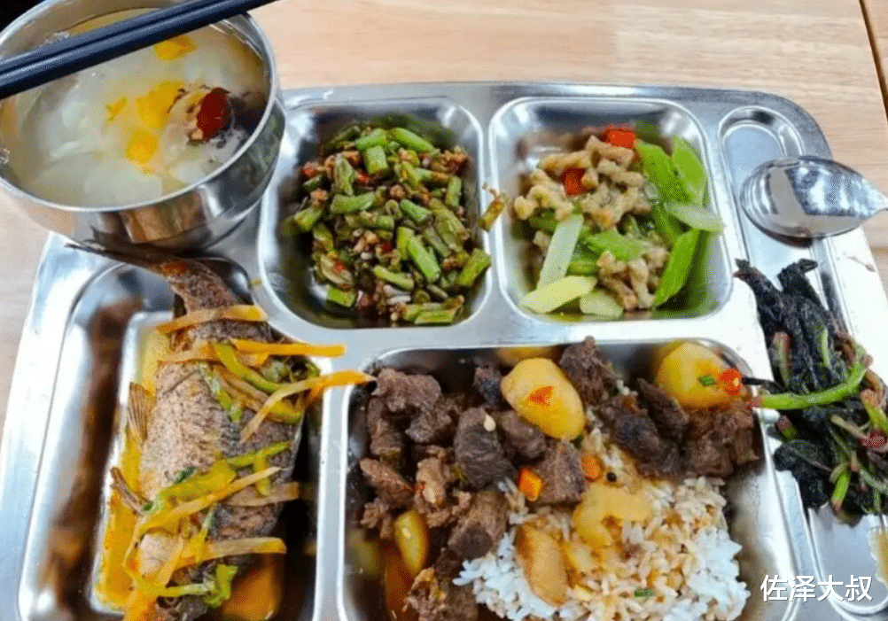 23岁乡镇公务员晒食堂伙食,网友:怪不得月薪3000元,优越感爆棚