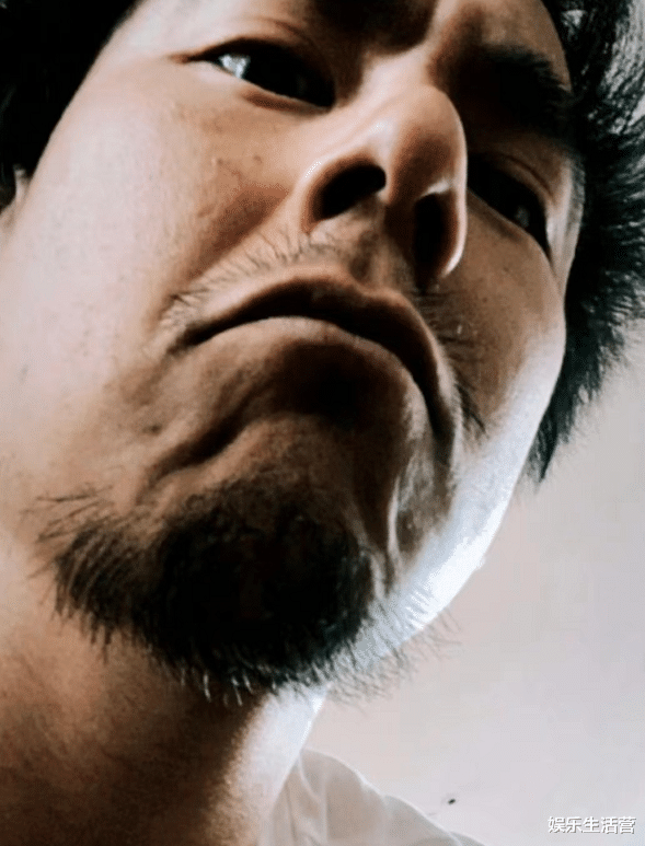 彭于晏|彭于晏居家后，爆炸头胡子显邋遢，网友谎称其是男友，父母反应亮了